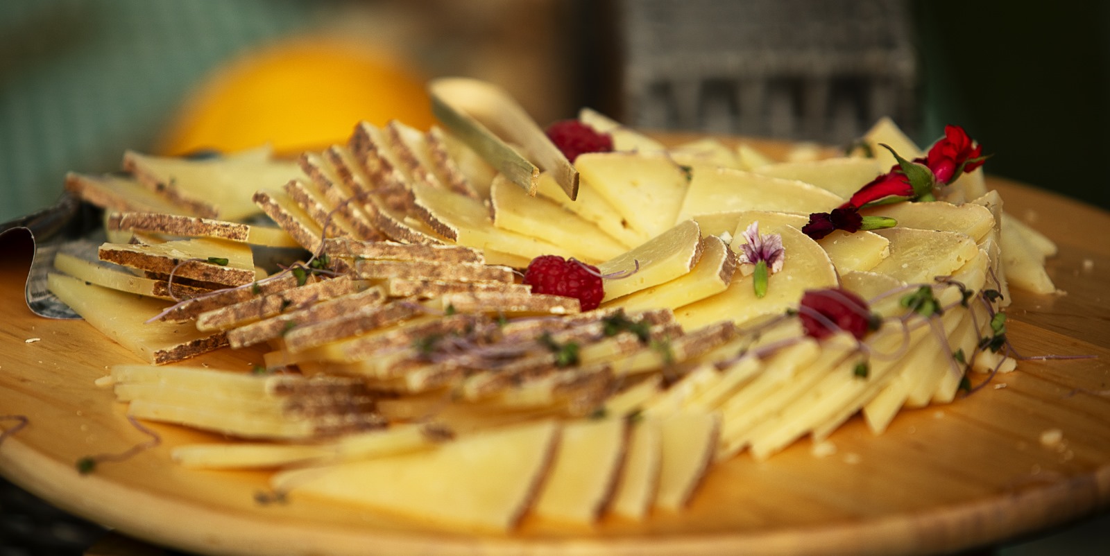 plato de queso cortado - foto evento